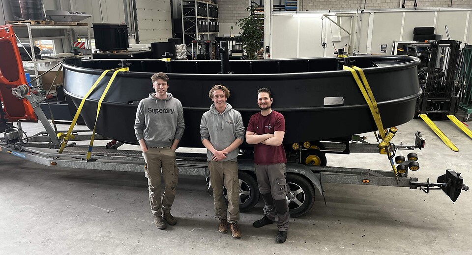 Medewerkers van Kemeling bij een kunststof boot op een trailer
