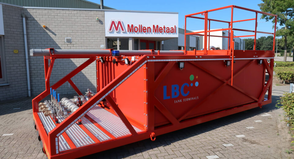 9000 ltr Vloeistoftank van HD PE in een stalen Haakarmframe